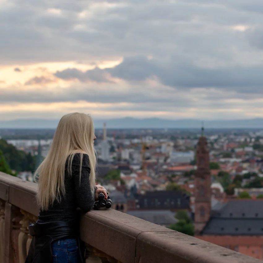 Panoramablick vom Heidelberger Schloss auf die historische Altstadt, Neckartal und Umgebung, mit Nadezhda Olenberg, Künstlerin des ON Tattoo Studios aus Marburg, im Vordergrund