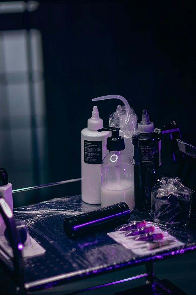 Professionelles Tattoo-Arbeiten mit sterilisiertem Equipment, hochwertigen Tätowiermaschinen und sorgfältig arrangierten Arbeitsutensilien für präzise Tattoo-Kunst – als ON Tattoo Artist bei Ton und Tinte in Freiburg (Gundelfingen) lege ich höchsten Wert auf Qualität und Sicherheit in meinem Arbeitsbereich.