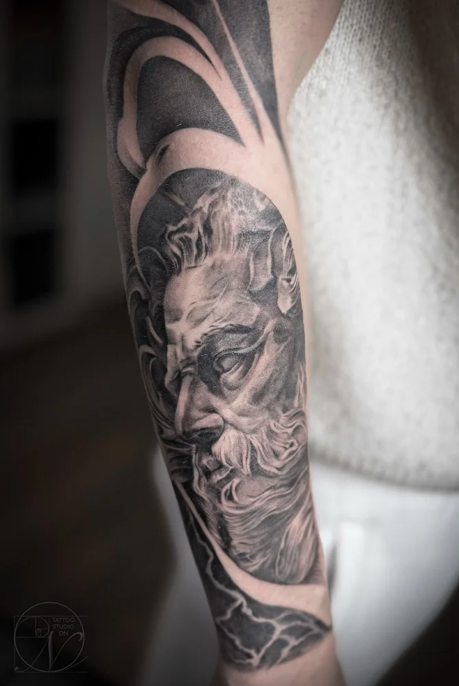 Detailreiches Zeus-Tattoo im Schwarz-Weiß-Realismus, professionell im ON Tattoo Studio Marburg von Nadine gestochen, mit präzisen anatomischen Details und kraftvoller Darstellung der griechischen Mythologie.