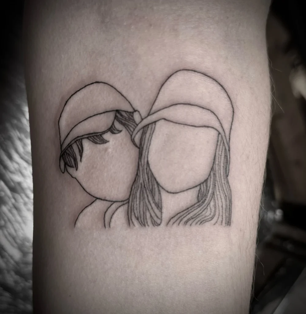 Filigranes Fineline-Tattoo mit der Silhouette von Kindern, gestochen von ON Tattoo Artist Freiburg, Ton und Tinte.