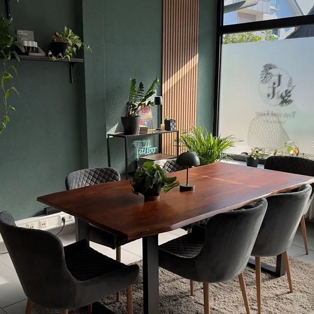Blick in den professionellen Arbeitsbereich von ON Tattoo Artist bei Ton und Tinte in Freiburg (Gundelfingen) mit steriler Arbeitsumgebung, moderner Tattoo-Ausrüstung und kreativer Atmosphäre für individuelle Tattoo-Designs.