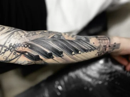 Realistisches Tattoo mit feinen Details das im Tattoo Studio in Marburg gefertigt wurde für kunstvolle und lebendige Ergebnisse